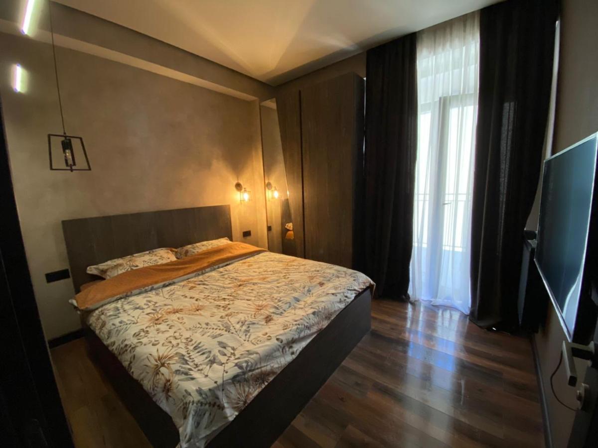 New Apartment With Terrace Tbilisi Bagian luar foto